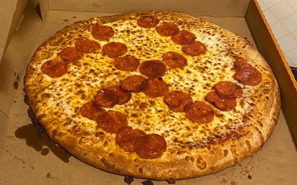 Pizza com desenho de suástica, símbolo nazista