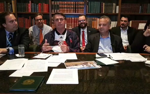 Bolsonaro com camisa do Flamengo em live presidencial. 02.07.2020