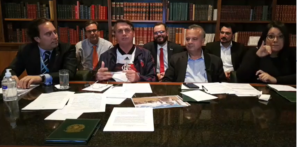 Bolsonaro com camisa do Flamengo em live presidencial. 02.07.2020