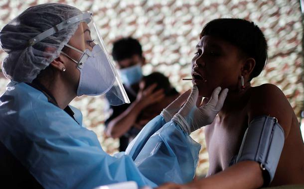 Integrante das Forças Armadas examina índio ianomâmi em Alto Alegre, Roraima