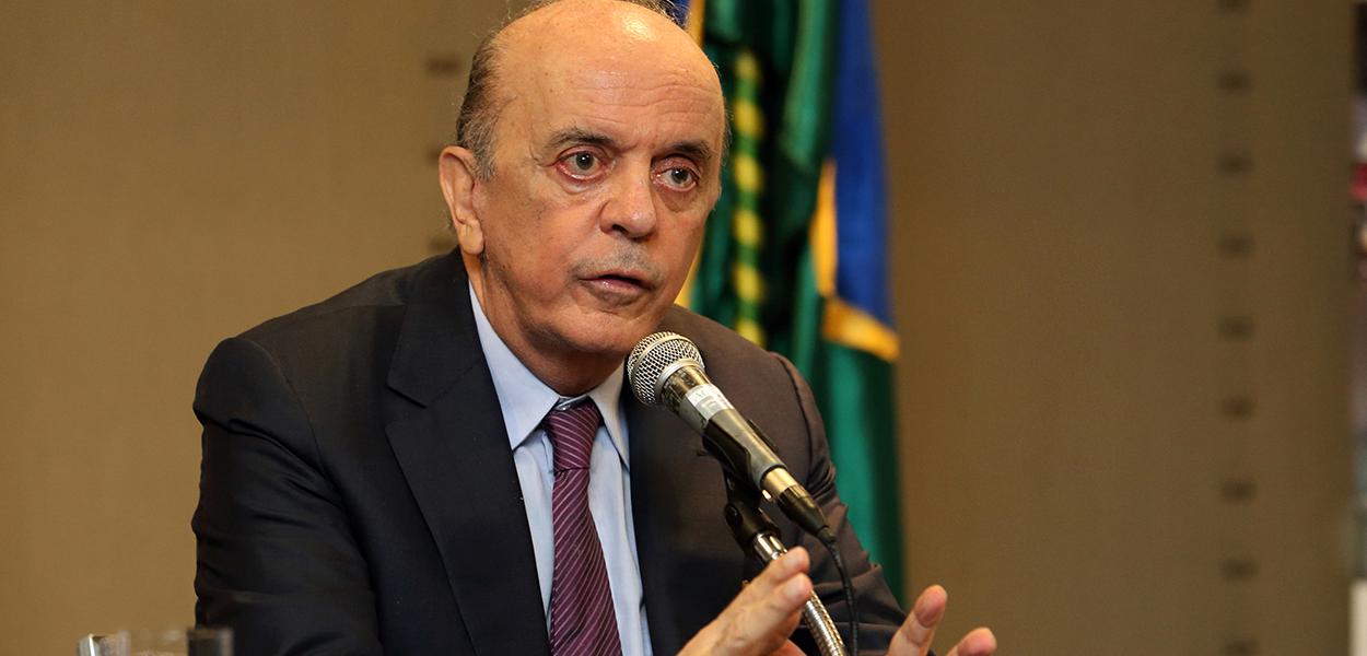 José Serra durante entrevista coletiva em Montevidéu em 2016 05/07/2016