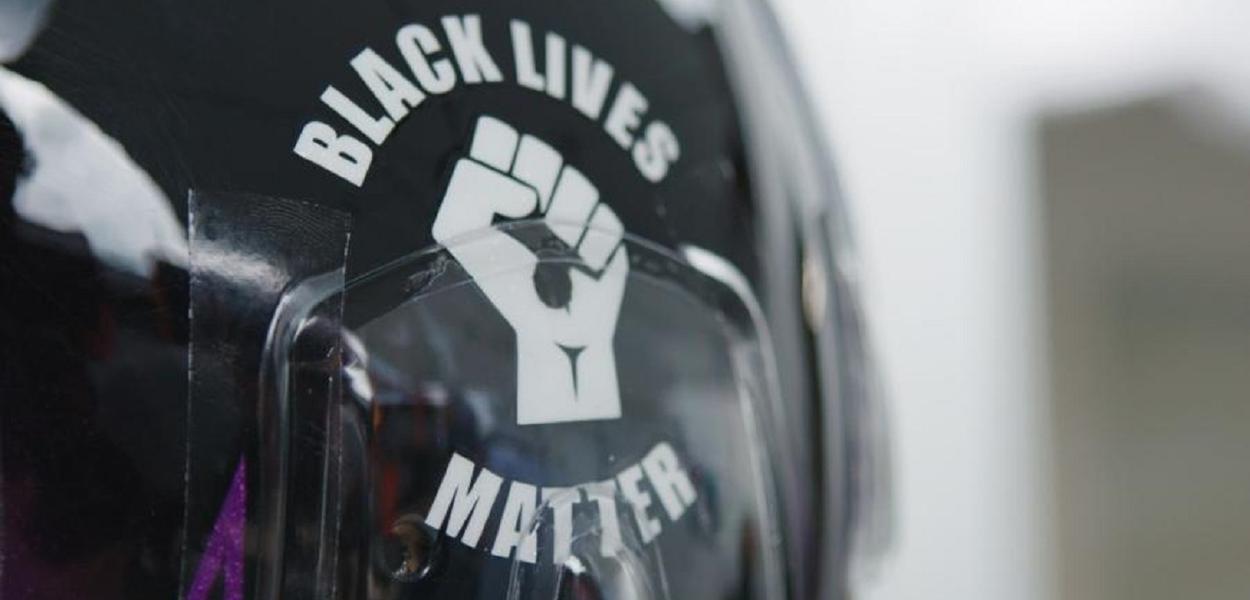 Capacete antirracista de Lewis Hamilton