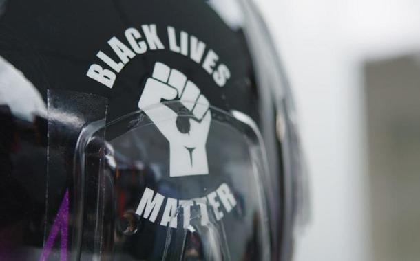 Capacete antirracista de Lewis Hamilton