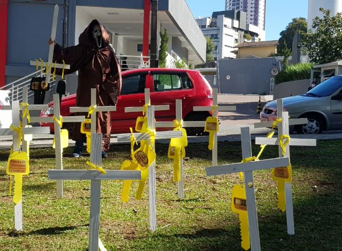 Protesto em frente a hospital em Curitiba pela reabertura do comércio