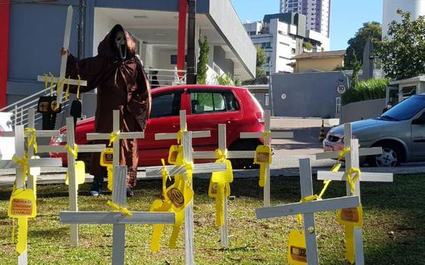 Protesto em frente a hospital em Curitiba pela reabertura do comércio