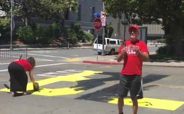 Casal vandaliza mural do Black Lives Matter