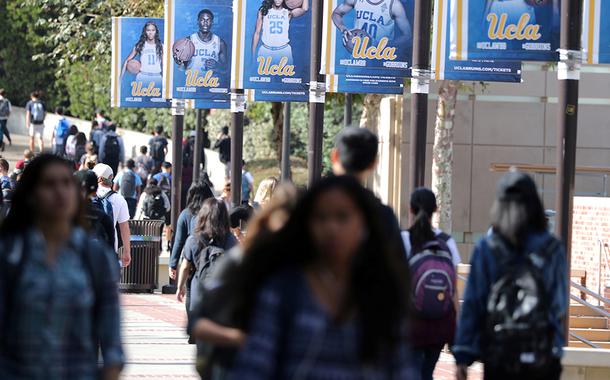 Estudantes da Universidade da Califórnia Los Angeles (UCLA) caminham no campus da instituição em Los Angeles