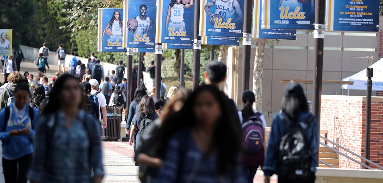 Estudantes da Universidade da Califórnia Los Angeles (UCLA) caminham no campus da instituição em Los Angeles