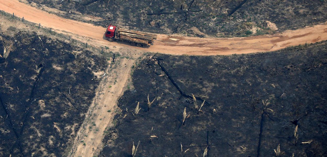 Caminhão transita em área desmatada da Amazônia, no Estado do Acre 24/08/2019