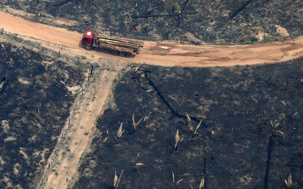 Caminhão transita em área desmatada da Amazônia, no Estado do Acre 24/08/2019