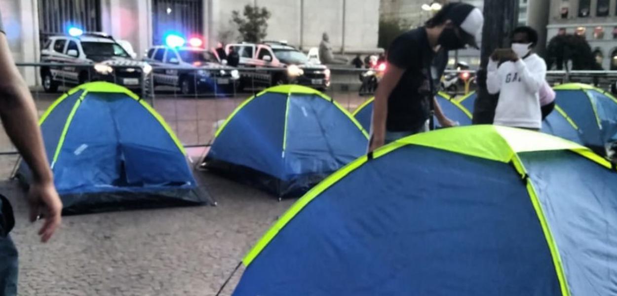 Sem-tetos acampam em frente à Prefeitura