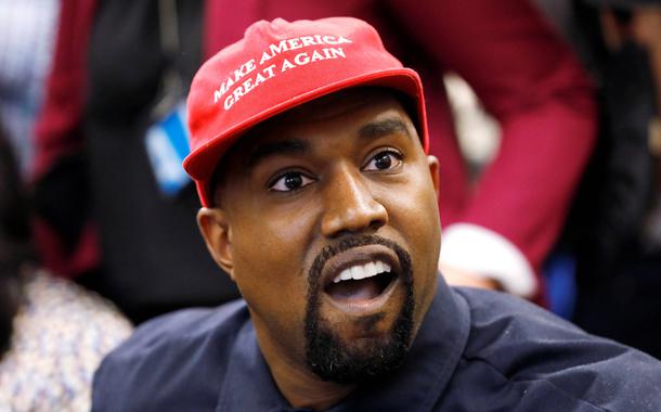 Kayne West com boné da campanha de Donald Trump