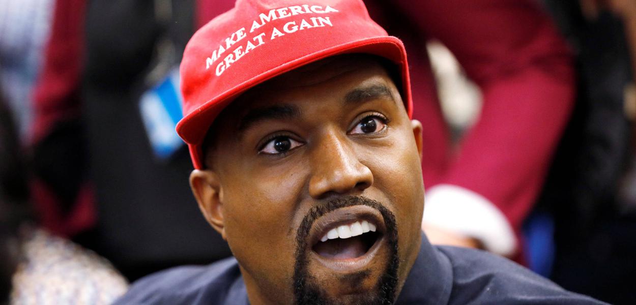 Kayne West com boné da campanha de Donald Trump