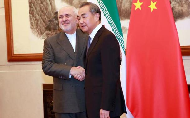 Os chanceleres do Irã, Mohamed Zarif, e da China, Yang Yi