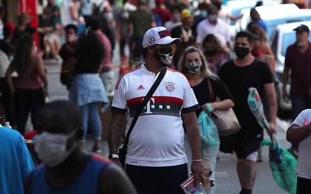 Pessoas com máscaras de proteção contra o coronavírus em região comercial de São Paulo (SP)