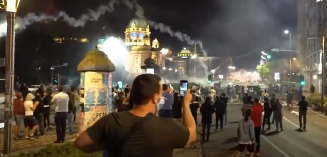 Sérvios protestam contra negligência de governo na pandemia