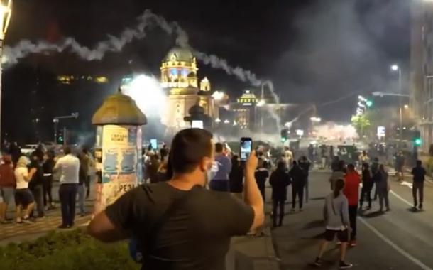 Sérvios protestam contra negligência de governo na pandemia