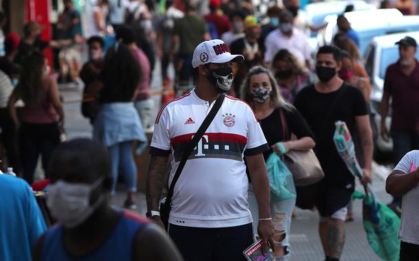 Pessoas com máscaras de proteção contra o coronavírus em região comercial de São Paulo (SP).