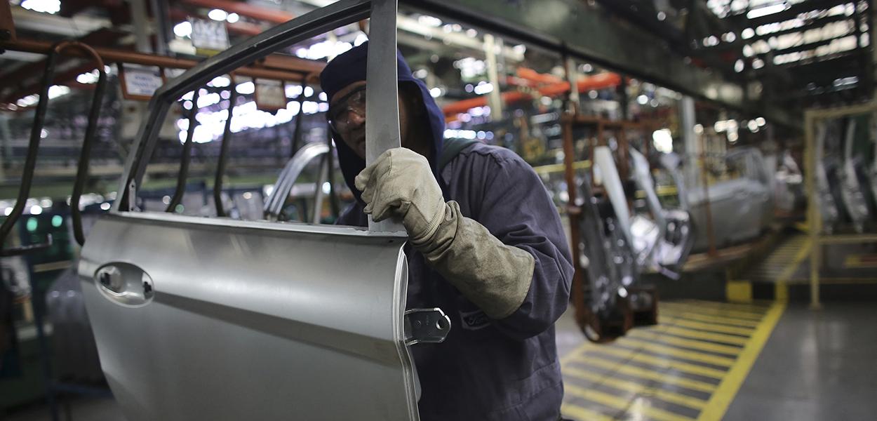 Linha de produção em fábrica da Ford em São Bernardo do Campo (SP).