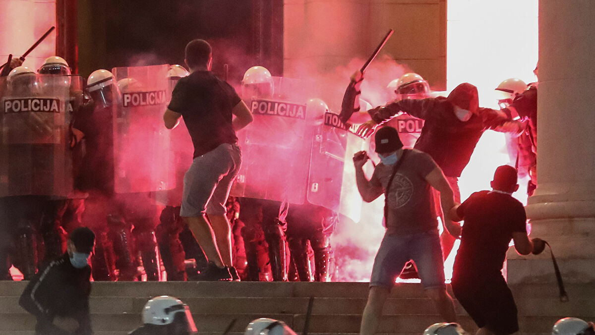 Protesto na Sérvia contra restrições durante a pandemia