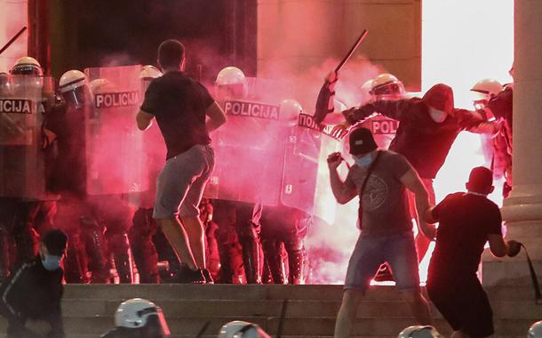 Protesto na Sérvia contra restrições durante a pandemia
