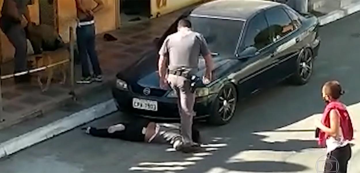 Policial militar pisando no pescoço de uma mulher negra de 51 anos na Zona Sul de SP