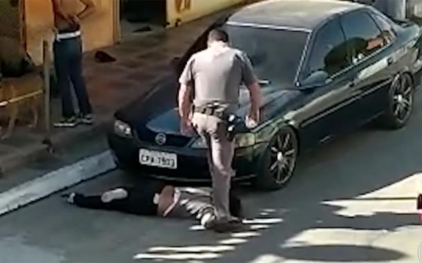 Policial militar pisando no pescoço de uma mulher negra de 51 anos na Zona Sul de SP.
