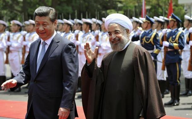 Presidentes da China, Xi Jinping, e do Irã, Hassan Rouhani, em Xangai, em 22 de maio de 2014