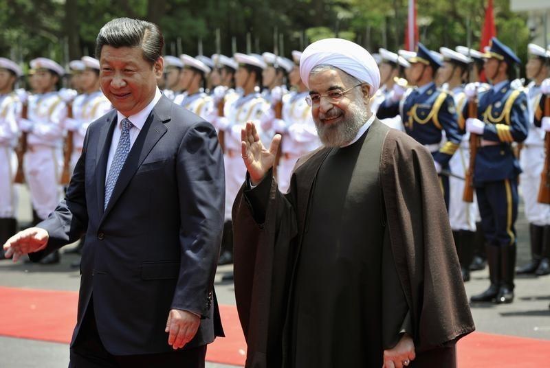 Presidentes da China, Xi Jinping, e do Irã, Hassan Rouhani, em Xangai, em 22 de maio de 2014