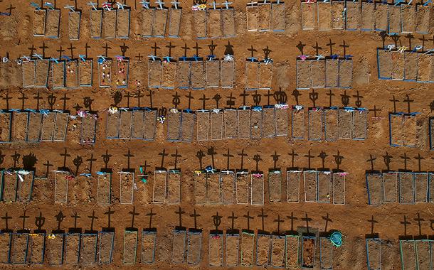 Vista aérea de cemitério em Manaus