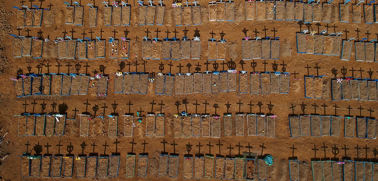 Vista aérea de cemitério em Manaus