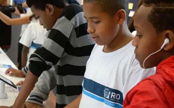 Crianças usam eletrônicos no Rio: coronavírus deve forçar gigantesca experiência de aulas remotas no Brasil