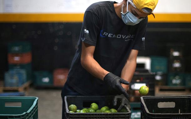 Trabalhador de cooperativa do município de Piedade prepara distribuição de itens vendidos por meio de aplicativo em meio ao surto de Covid-19, São Paulo