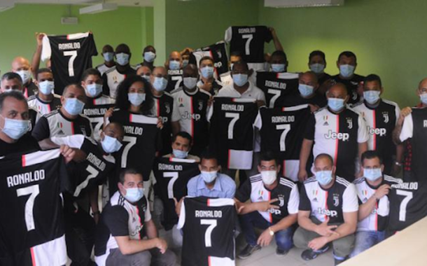 Cristiano Ronaldo presenteou médicos e enfermeiros cubanos