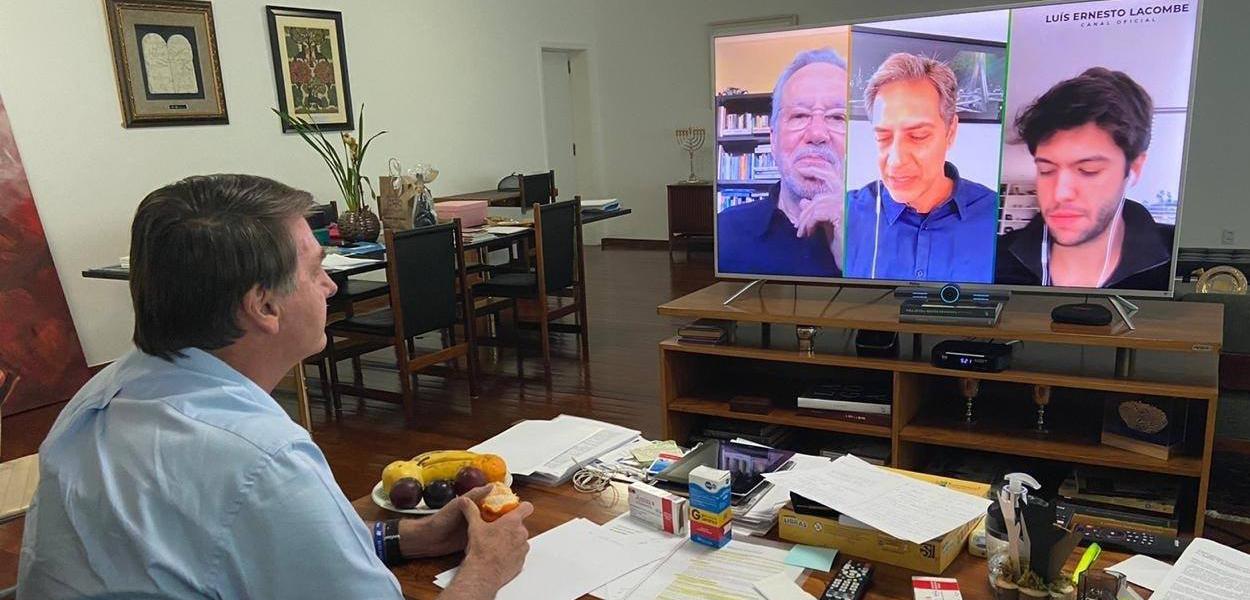 Bolsonaro posta foto assistindo a live de apoiadores