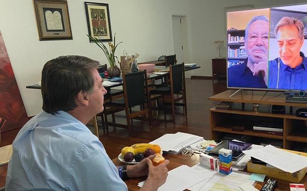 Bolsonaro posta foto assistindo a live de apoiadores