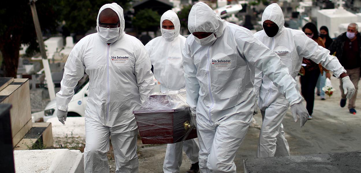 Funcionários de cemitério com roupa de proteção durante enterro de vítima da Covid-19 em Nova Iguaçu (RJ) 16/07/2020