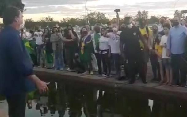 Bolsonaro fala a apoiadores  na área externa do Palácio da Alvorada