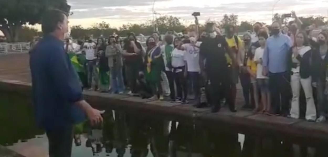 Bolsonaro fala a apoiadores  na área externa do Palácio da Alvorada