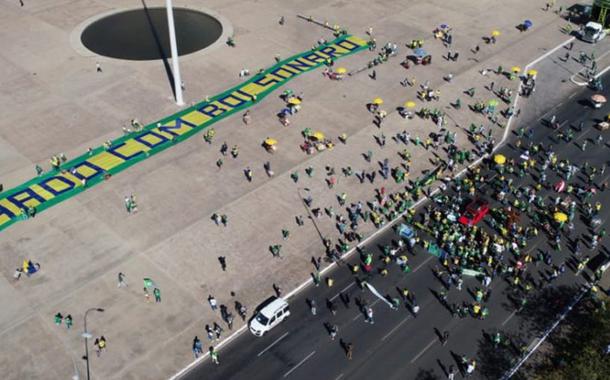 Manifestantes se reúnem na Esplanada em ato de apoio a Bolsonaro