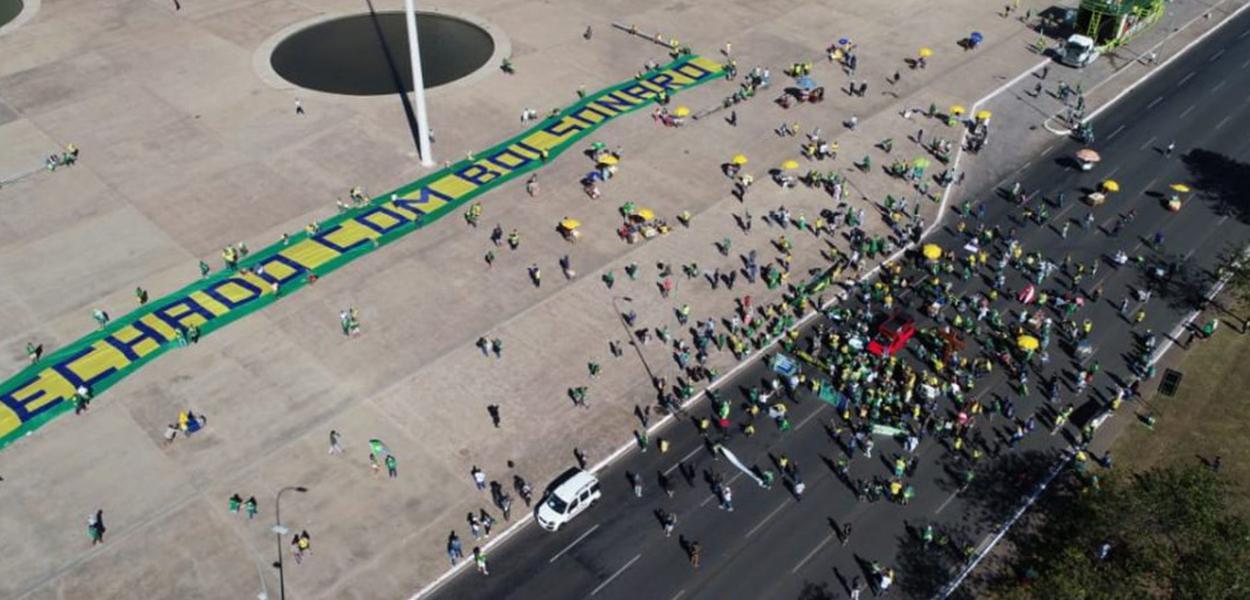 Manifestantes se reúnem na Esplanada em ato de apoio a Bolsonaro