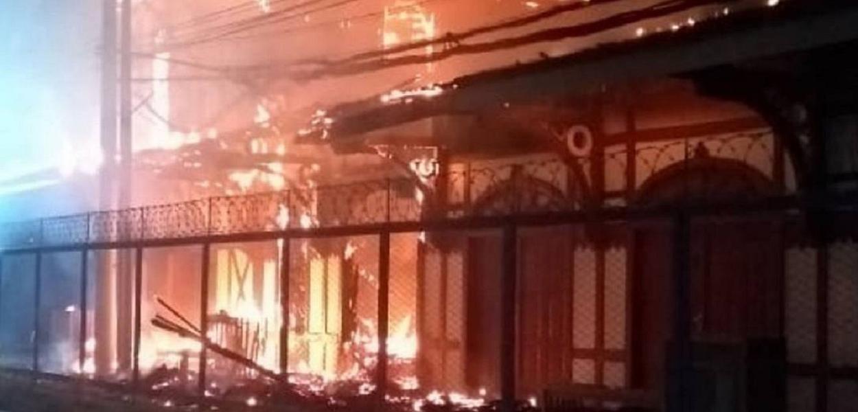Casarão Japeri foi atingido por incêndio na madrugada de domingo