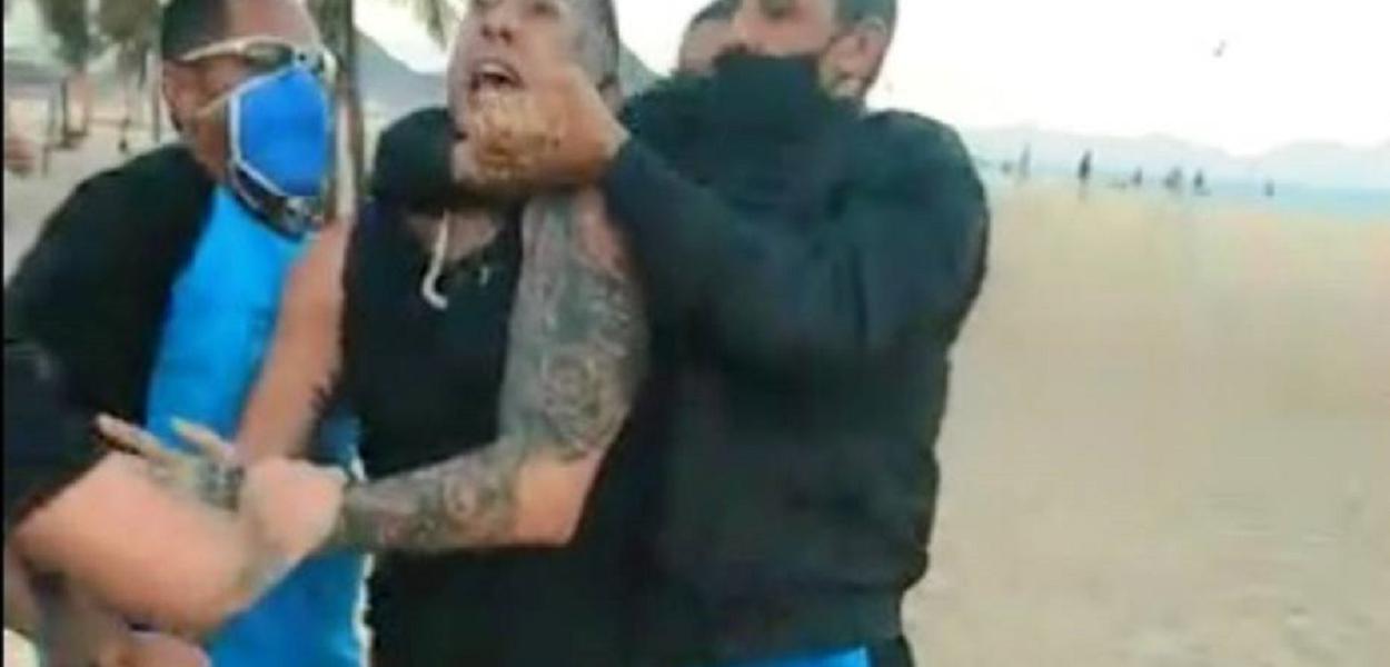 Homem se recusa a botar máscara e é detido com eletrochoque