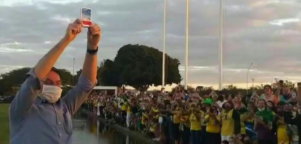 Bolsonaro mostrando uma caixa de cloroquina