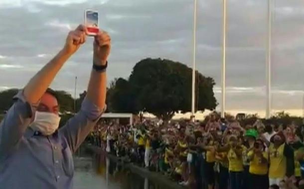 Bolsonaro mostrando uma caixa de cloroquina