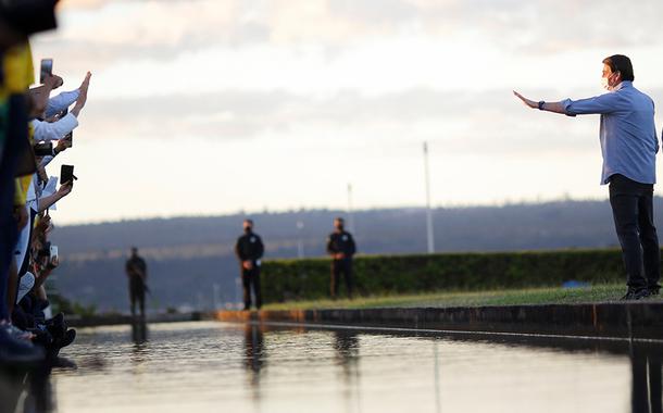 Bolsonaro acena a apoiadores nos jardins do Palácio da Alvorada