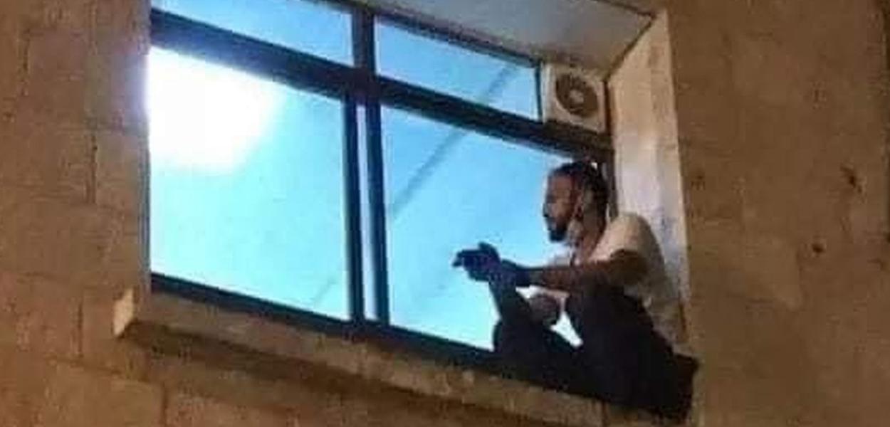 Filho escala parede do hospital até janela e se despede da mãe