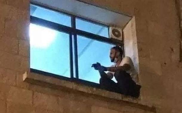 Palestino escala parede de hospital para ver a mãe internada com covid