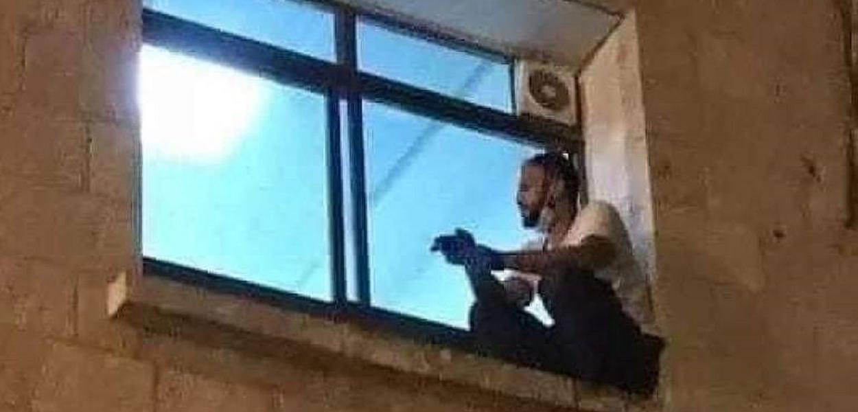 Palestino escala parede de hospital para ver a mãe internada com covid