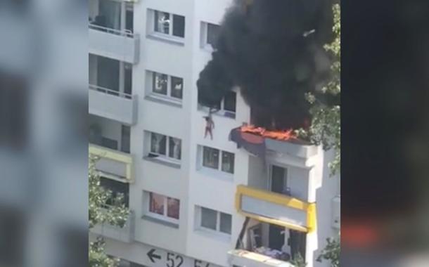 Crianças pulam de prédio em chamas na França